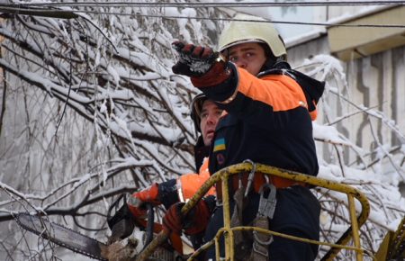Негода в Україні: 174 населені пункти залишаються без електрики