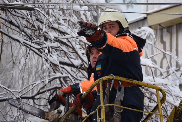Негода в Україні: 174 населені пункти залишаються без електрики