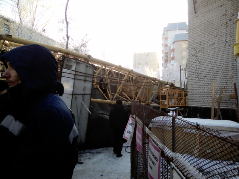 В РФ будівельний кран впав на житловий будинок, є загиблий і поранений (ФОТО)