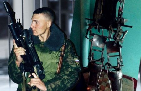 В РФ спецназівець, який воював з колекторами в екзоскелеті, залишивсся без житла