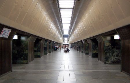 В Києві жінку випадково зіштовхнули на рейки в метро (ВІДЕО)