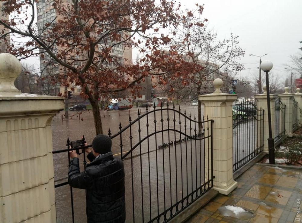 Кілька вулиць в Одесі затопило через сильну зливу: автомобілі майже по вікна у воді (ВІДЕО)