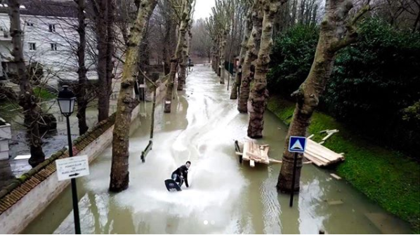 Жителі затопленого передмістя Парижа їздять вулицями на вейкбордах (ВІДЕО)
