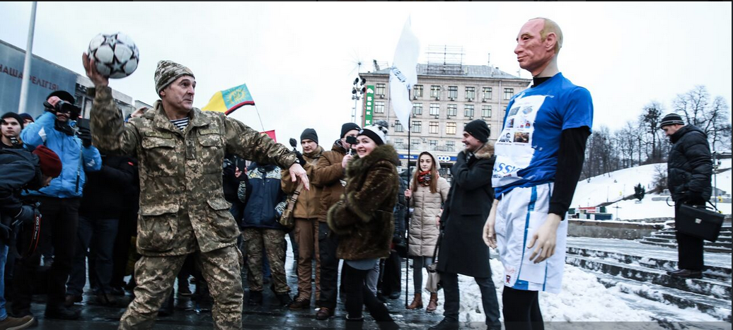 На Майдані Незалежності пройшла акція «Відфутболь диктатора» за бойкот чемпіонату світу з футболу 2018 в Росії (ФОТО)