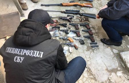 Житель Білгород-Дністровського переробляв травматичну зброю на бойову та продавав