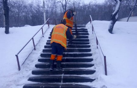 Громадський транспорт їздить за розкладом, Київ очищують від снігу (ФОТО)