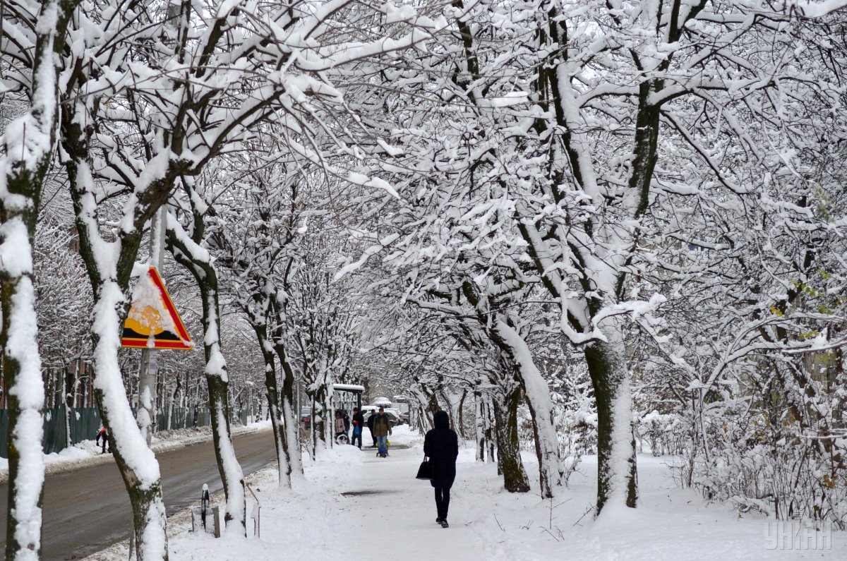 На Харківщині рятувальники із снігового замету витягли машину, у якій була вагітна жінка