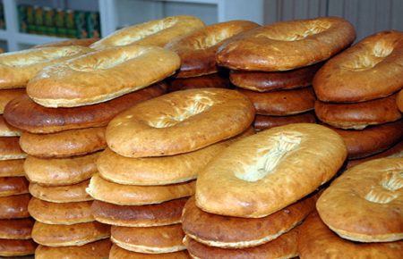 У Туркменістані дефіцит хліба та борошна: у державних магазинах вимагають довідки про сплату комуналки