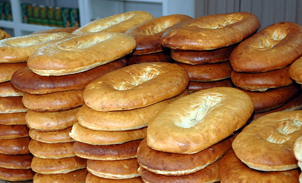 У Туркменістані дефіцит хліба та борошна: у державних магазинах вимагають довідки про сплату комуналки