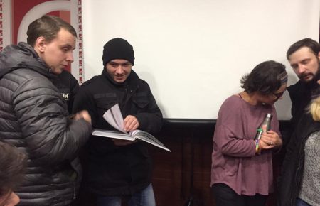 У харківській Книгарні «Є» радикали зірвали лекцію «ЛГБТ-рух в Україні та світі» (ФОТО)