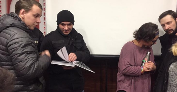 У харківській Книгарні «Є» радикали зірвали лекцію «ЛГБТ-рух в Україні та світі» (ФОТО) У харківській Книгарні «Є» радикали зірвали лекцію «ЛГБТ-рух в Україні та світі» (ФОТО)