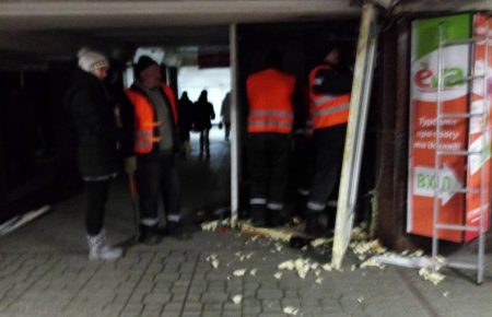 В переході біля станції метро Майдан Незалежності демонтують кіоски (ФОТО, Відео)