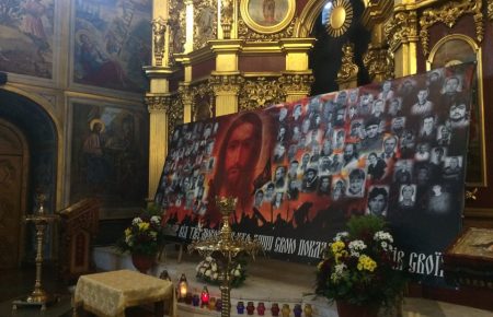 У Михайлівському соборі розпочався молебень за загиблими на Майдані (ФОТО)