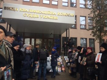 Багатьом хотілося б, щоб ми лише плакали коло портретів, а ми боротимемося, - вдова Героя Небесної сотні Багатьом хотілося б, щоб ми лише плакали коло портретів, а ми боротимемося, - вдова Героя Небесної сотні