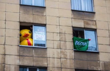 У Росії за гумову качку у вікні активіста заарештували на 25 діб