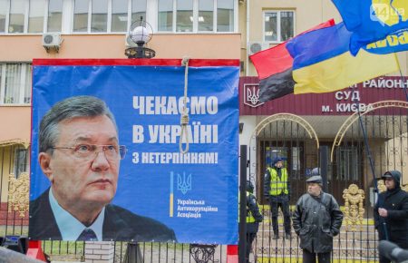 Шибеницю для Януковича встановили біля Оболонського суду (ФОТО)