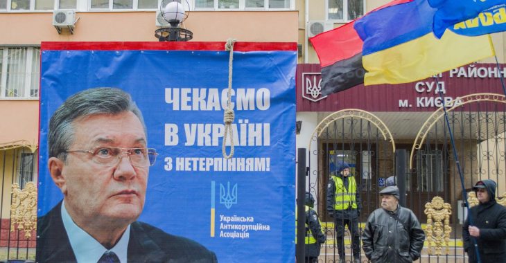 Шибеницю для Януковича встановили біля Оболонського суду (ФОТО) Шибеницю для Януковича встановили біля Оболонського суду (ФОТО)