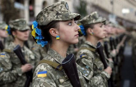 «Слава Україні» замість «Бажаємо здоров'я»: уряд пропонує зміни до військового статуту
