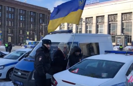 На Марші пам'яті Нємцова у Петербурзі затримали активіста з прапором України (ФОТО, ВІДЕО)