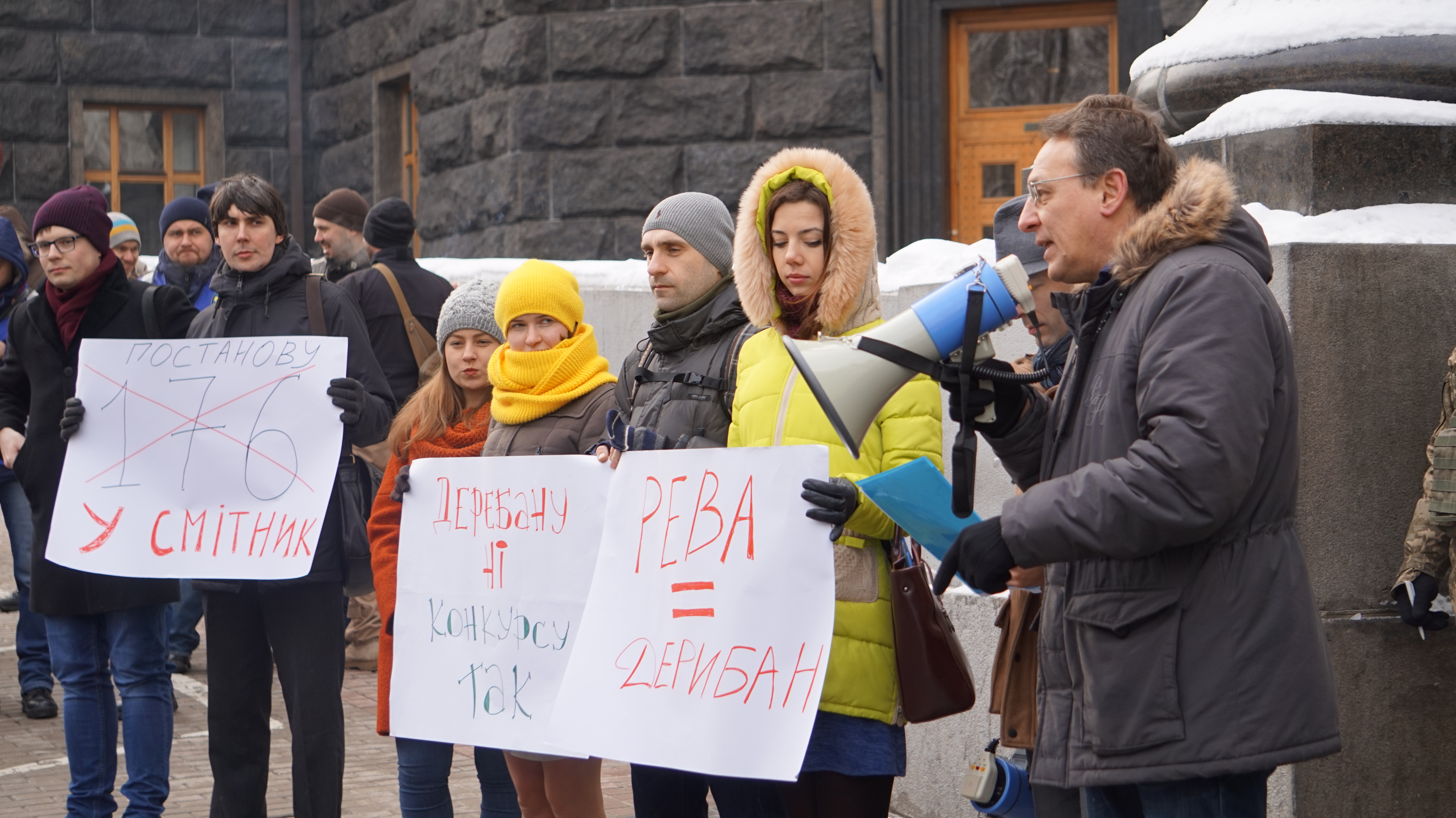 Під Кабміном активісти та ветерани вимагають відставки міністра соцполітики (ФОТО)