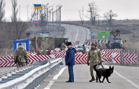 Відсутність ліхтарів, туалетів та медиків: в якому стані КПВВ на адмінкордоні з Кримом? Фото
