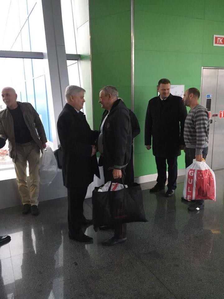 В Лівії з полону звільнили чотирьох українців. Вони вже повернулися додому (ФОТО)