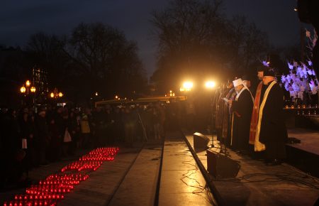 У центрі Львова сотнею лампадок виклали слова «Герої не вмирають» (ФОТО)
