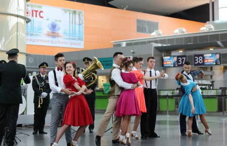 В аеропорту Бориспіль пасажири танцювали під музику військового оркестру (ФОТО, Відео)