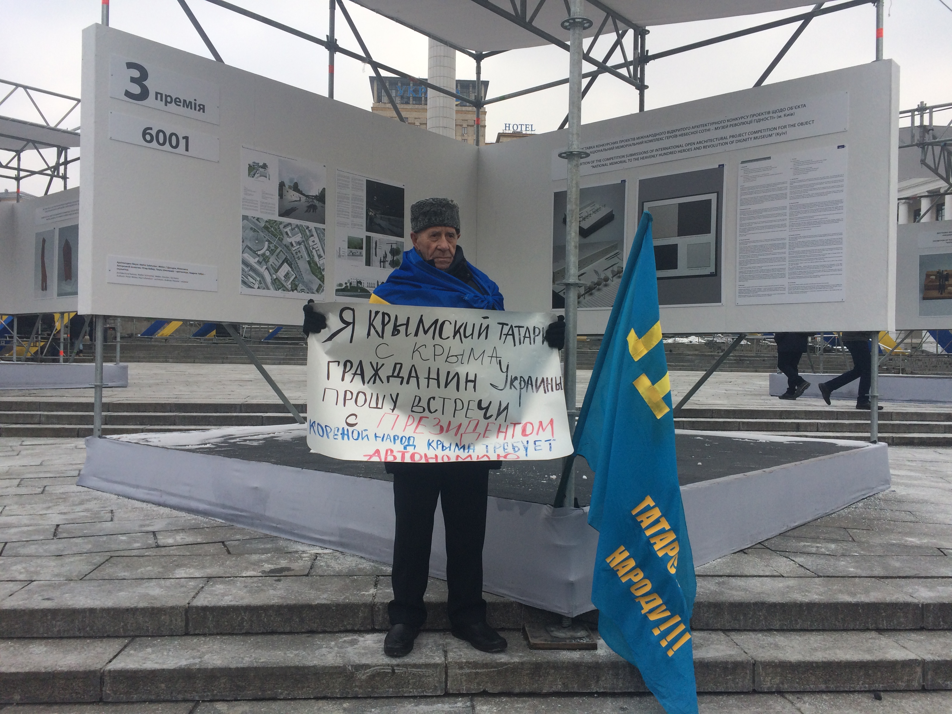 Одиночний пікет у Києві: кримський татарин вимагає зустрічі з президентом