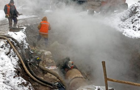 В Харькове прорыв на тепломагистрали. Пятый за неделю в районе (ФОТО)