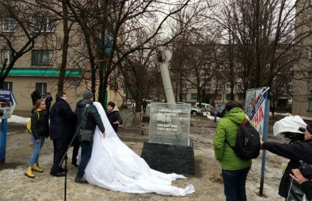 «Сколько людей еще должно погибнуть?» В Краматорске открыли мемориал жертв войны на востоке Украины