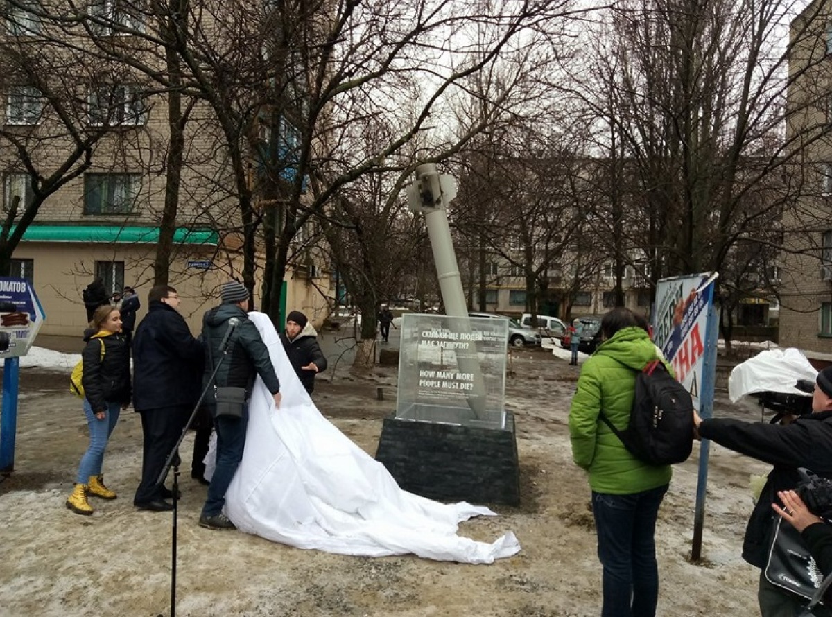 «Сколько людей еще должно погибнуть?» В Краматорске открыли мемориал жертв войны на востоке Украины