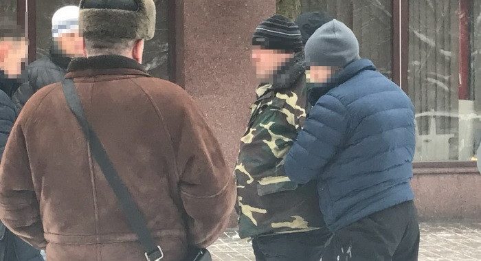 У Сумах на хабарі викрили чинного та двох колишніх правоохоронців (ФОТО) У Сумах на хабарі викрили чинного та двох колишніх правоохоронців (ФОТО)