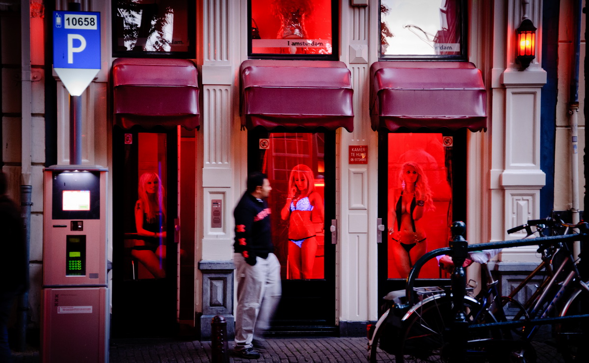 Нові правила в кварталі червоних ліхтарів: туристам в Амстердамі заборонять фотографувати секс-працівниць