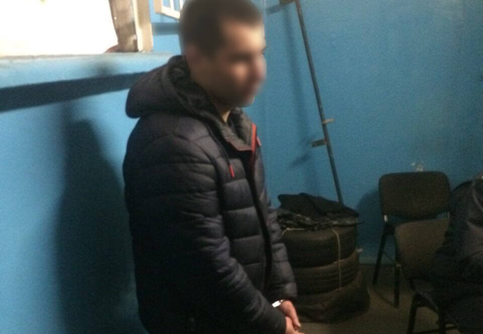Двоє чоловіків побили поліцейського в київському метро (ФОТО)