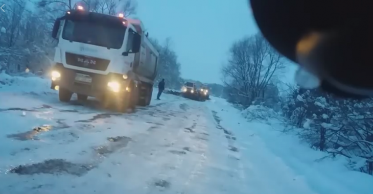 Дорога Дрогобич-Самбір: чи дійсно асфальт укладали поверх снігу? (ВІДЕО) Дорога Дрогобич-Самбір: чи дійсно асфальт укладали поверх снігу? (ВІДЕО)