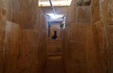 Єгипетські археологи виявили поблизу Каїра могилу, якій понад 4400 років