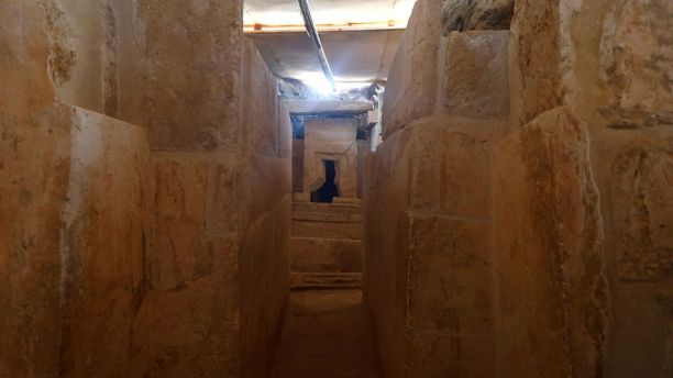 Єгипетські археологи виявили поблизу Каїра могилу, якій понад 4400 років