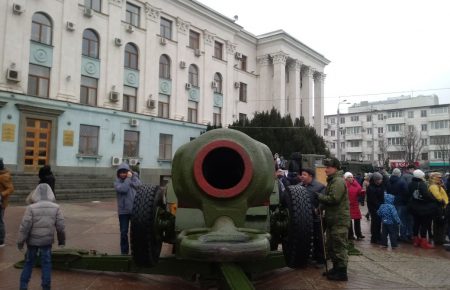 В Крыму детей учили обращаться с оружием (ФОТО)