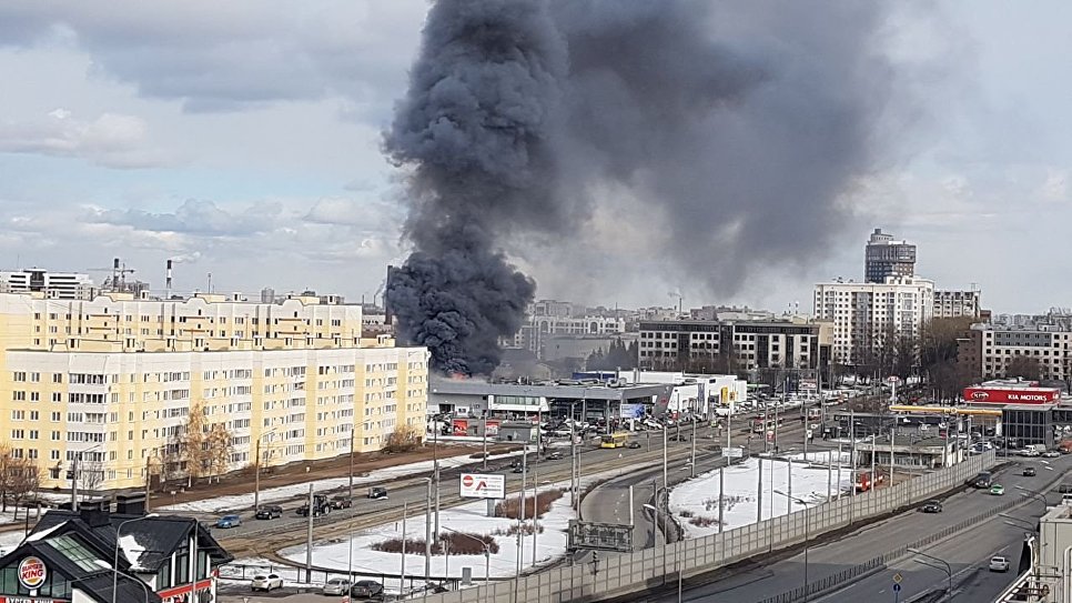 У Санкт-Петербурзі горить автоцентр: площа пожежі — 500 квадратних метрів (ФОТО, ВІДЕО)