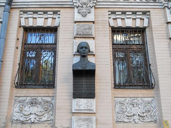 З будинку музею в центрі Києва вкрали бронзове погруддя Лесі Українки