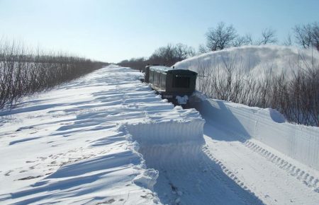 На луганських дорогах розчищають снігові замети заввишки понад півметра (ФОТО)