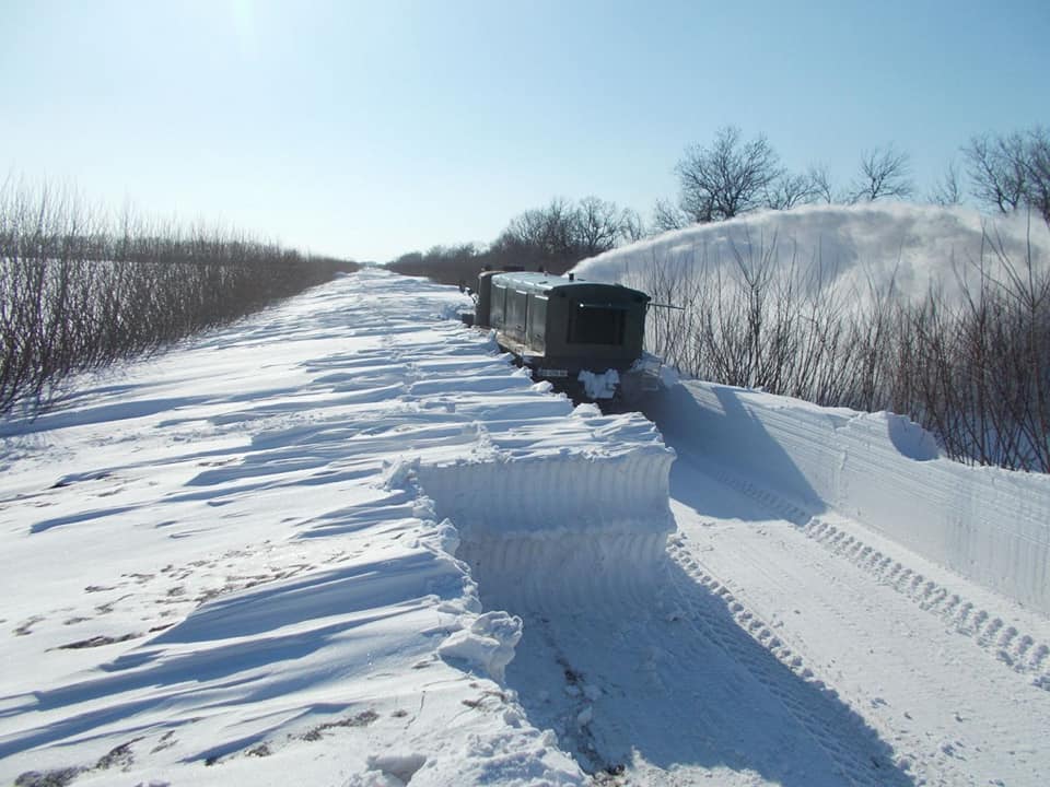 На луганських дорогах розчищають снігові замети заввишки понад півметра (ФОТО)