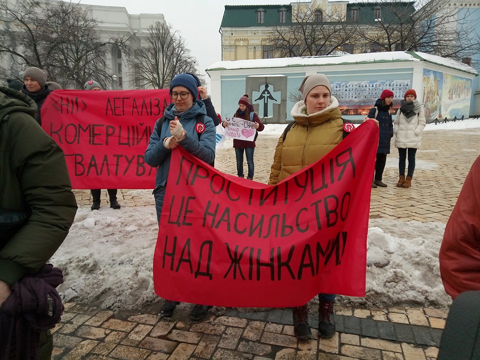 Щонайменше на 5 людей напали після маршу за права жінок у Києві
