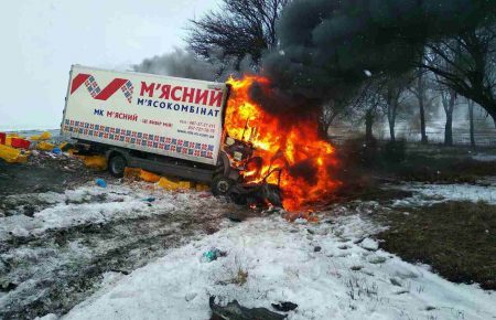 На Дніпропетровщині внаслідок зіткнення вантажівки і легкового авто загинули три людини (ФОТО)