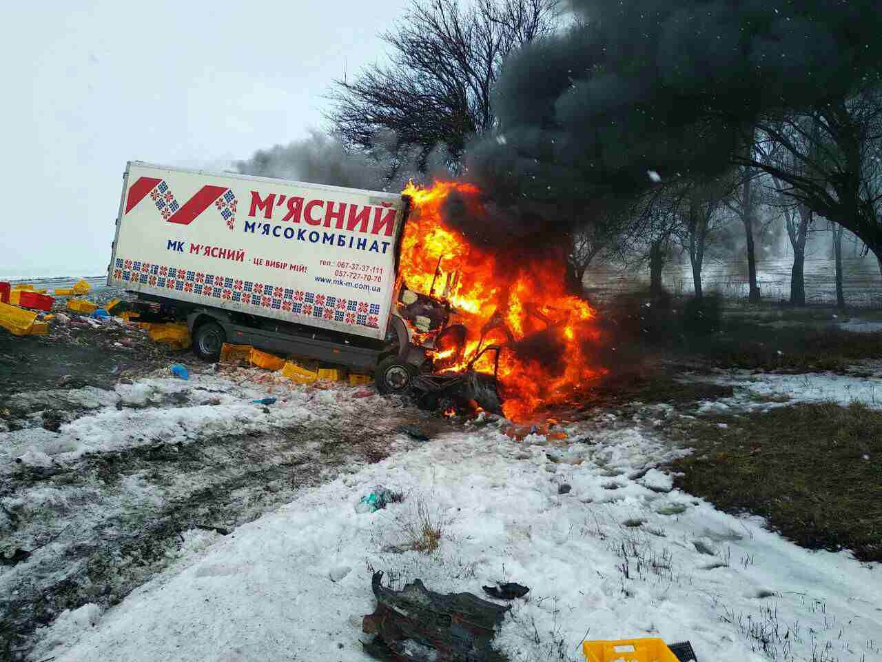 На Дніпропетровщині внаслідок зіткнення вантажівки і легкового авто загинули три людини (ФОТО)