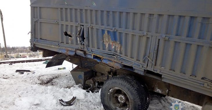 На Луганщині вантажівка врізалася в локомотив (ФОТО) На Луганщині вантажівка врізалася в локомотив (ФОТО)