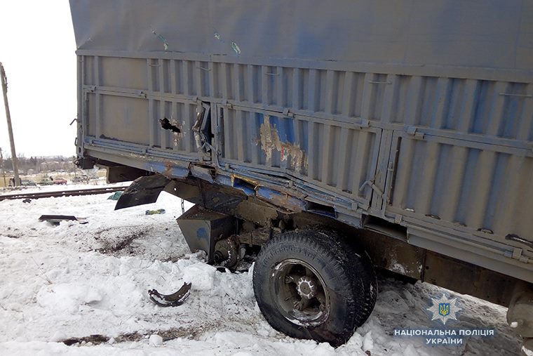На Луганщині вантажівка врізалася в локомотив (ФОТО)