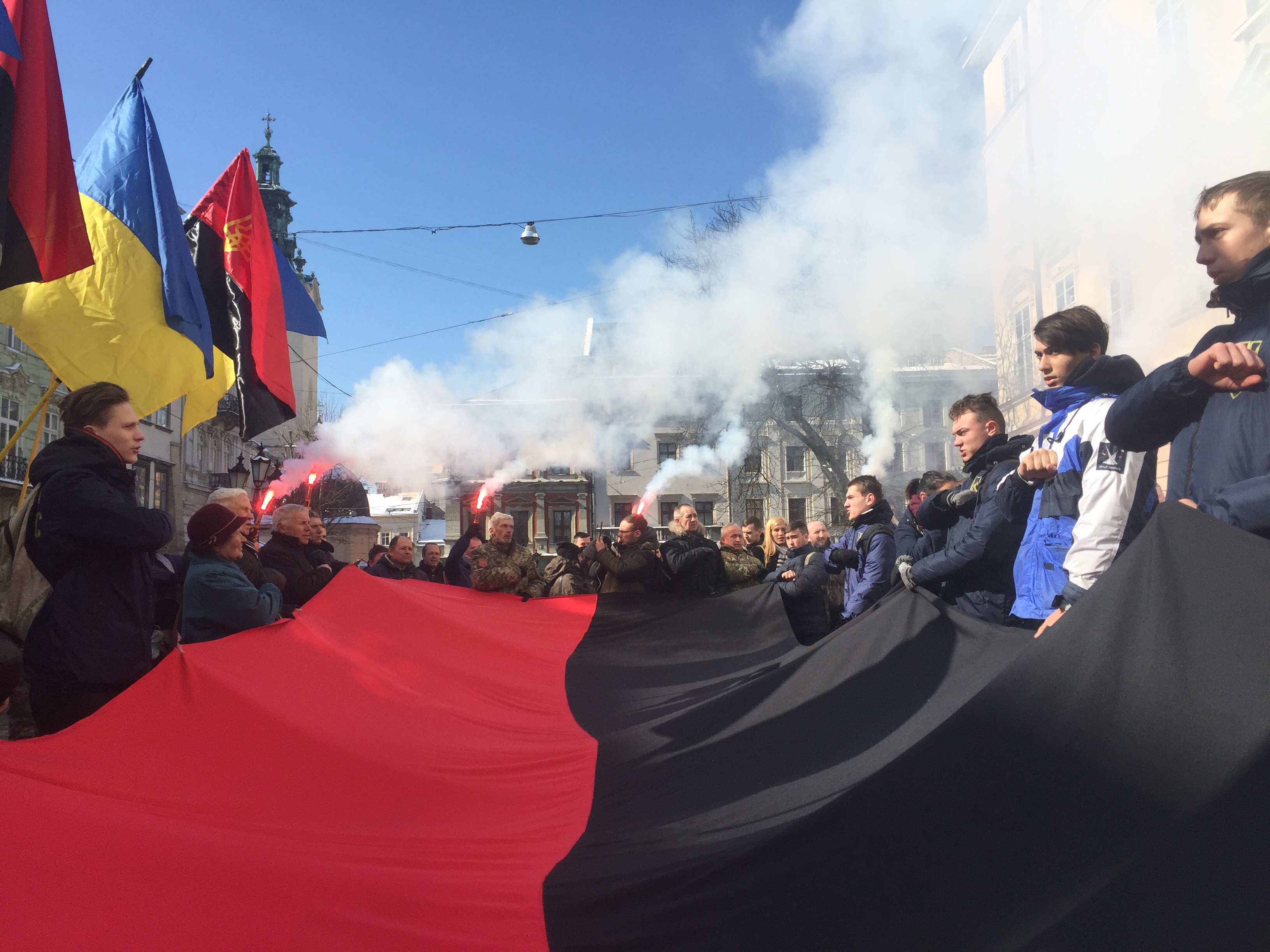 У Львові червоно-чорний прапор на адмінбудівлях став обов’язковим у визначені дати