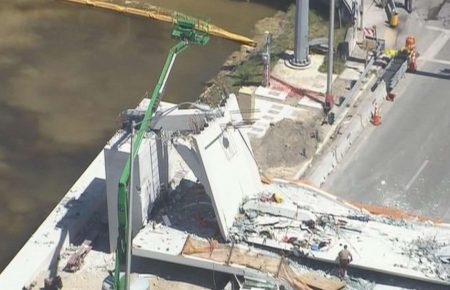 Падіння пішохідного мосту у Майямі: щонайменше 4 людини загинули (ФОТО, ВІДЕО)